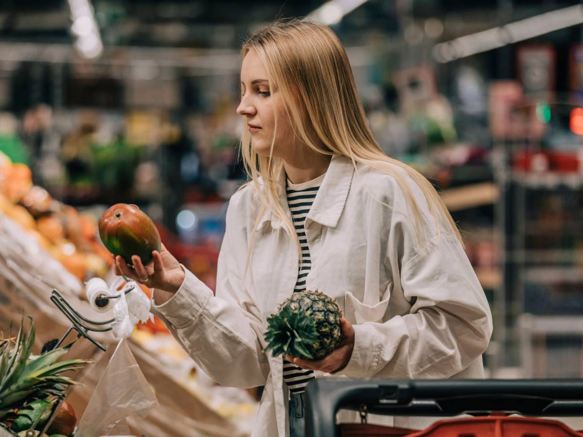 Frau Shrinkflation Preise Lebensmittel Supermarkt