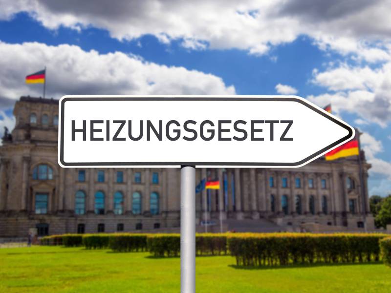 Ein Schild mit der Aufschrift "Heizungsgesetz" steht vor dem Bundestagsgebäude.