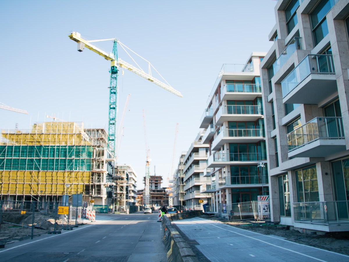 Eine Baustelle eines GebÃ¤udekomplexes.