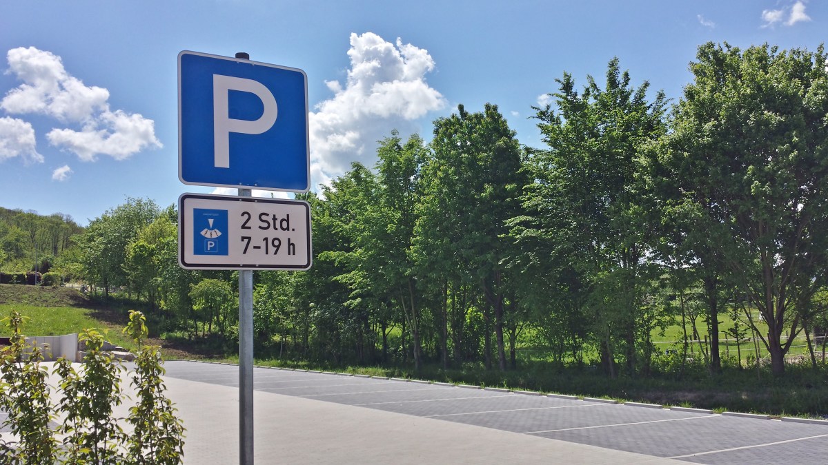 Parkplatz mit Parkuhr Stock Photo