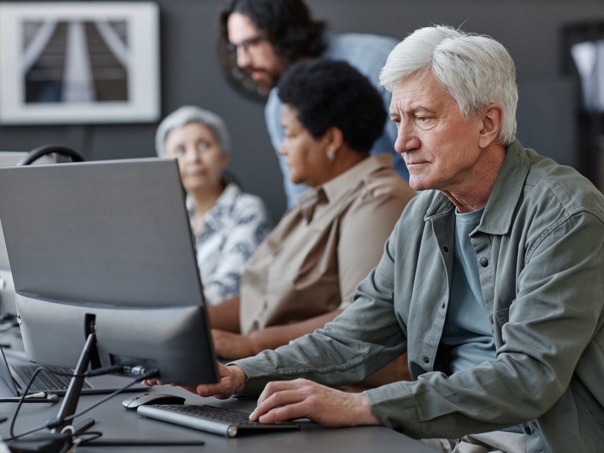 Senior arbeitet im BÃ¼ro