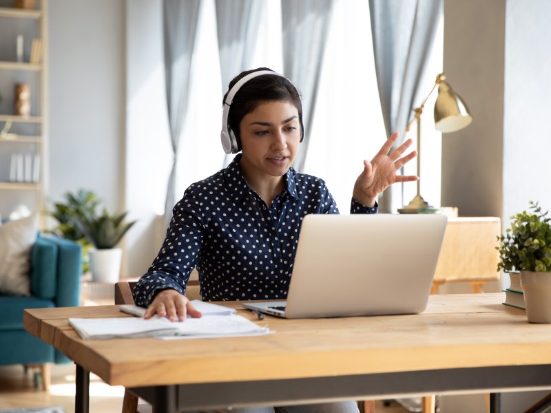 Eine Frau arbeitet im Homeoffice. Sie fÃ¼hrt ein Meeting.