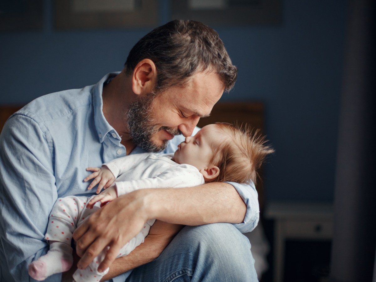 Vater kÃ¼sst Baby auf den Kopf.