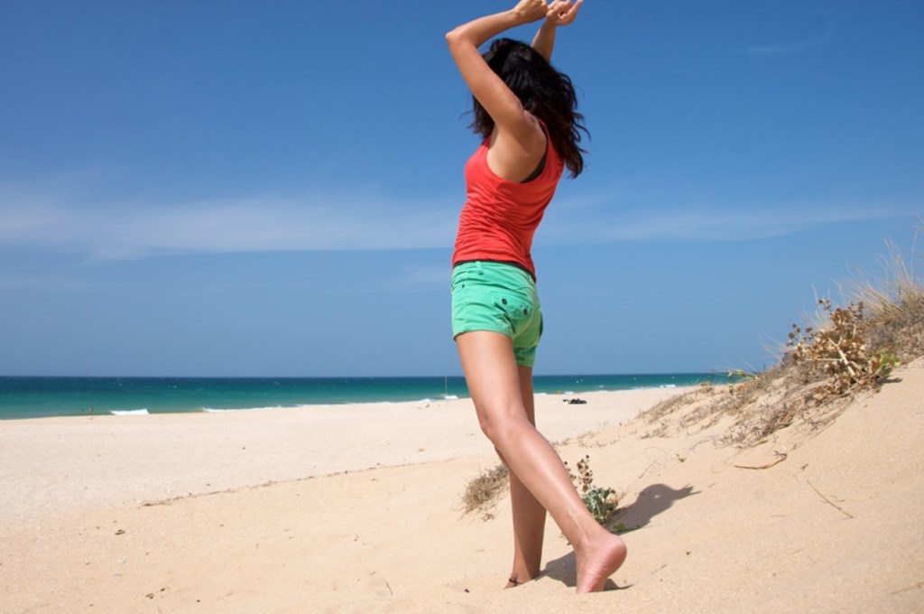 Eine junge Frau am Strand.