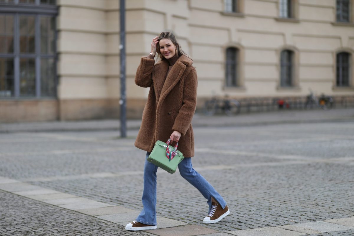 Frau mit braunen Converse Chucks