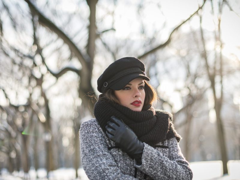 Junge Frau im Schnee