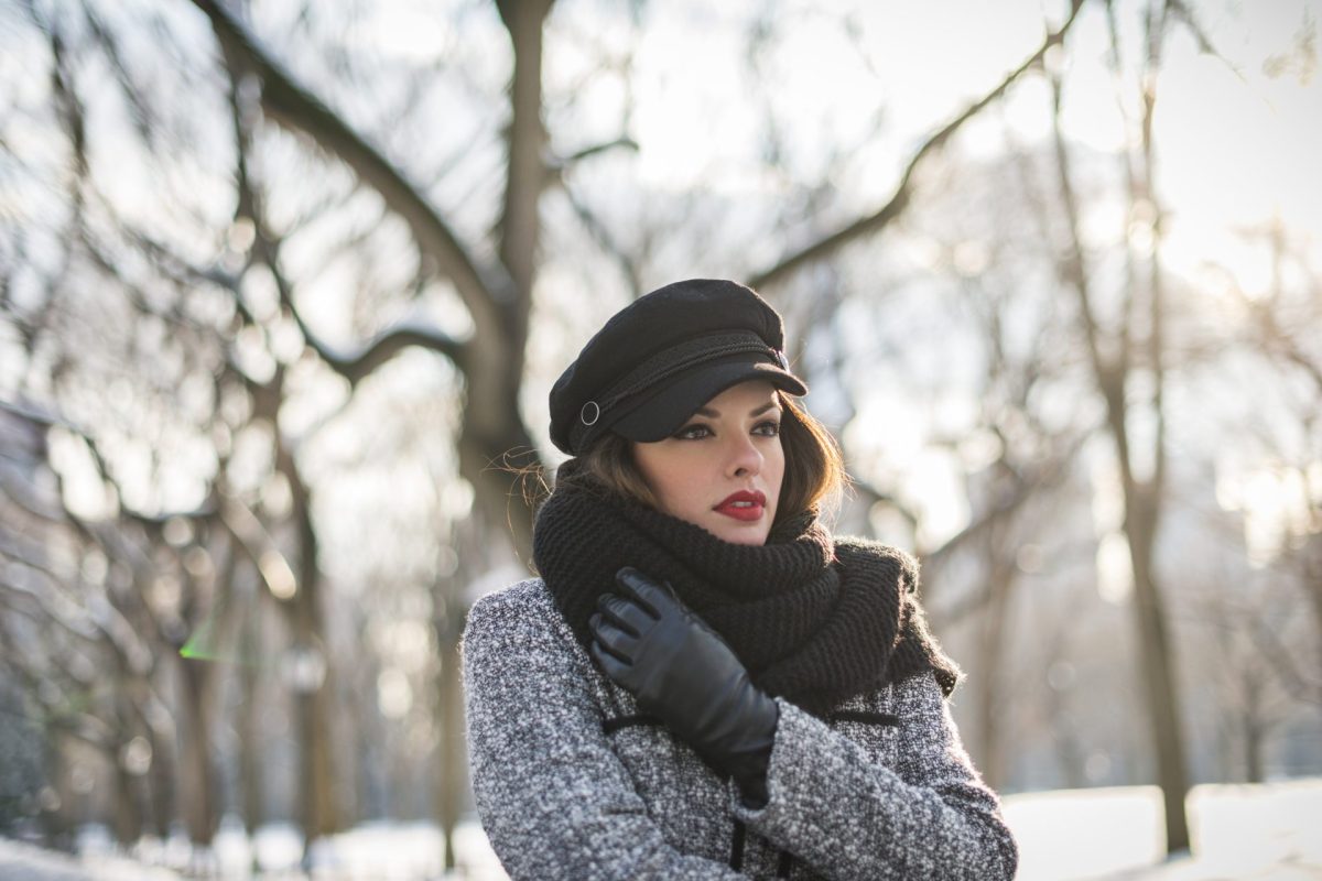 Junge Frau im Schnee