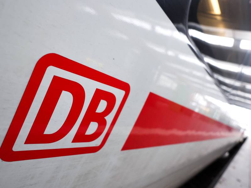 Das Logo der Deutschen Bahn auf einem ICE.