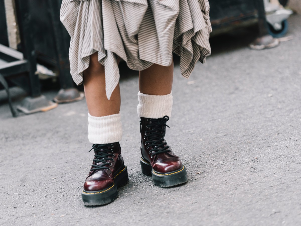 Frau in Dr. Martens steht auf Straße