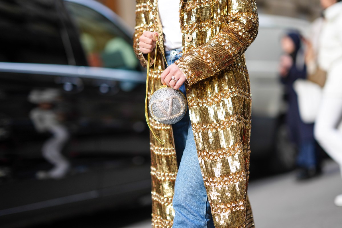 Frau trÃ¤gt goldenen Mantel