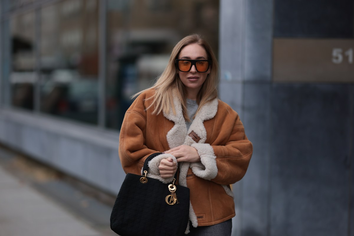 Frau trägt Shearling Jacke