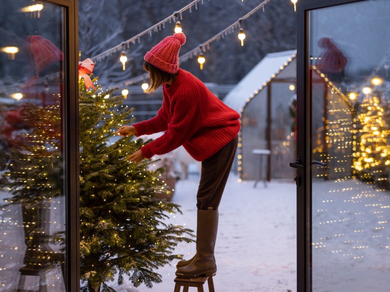 Frau am Weihnachtsbaum