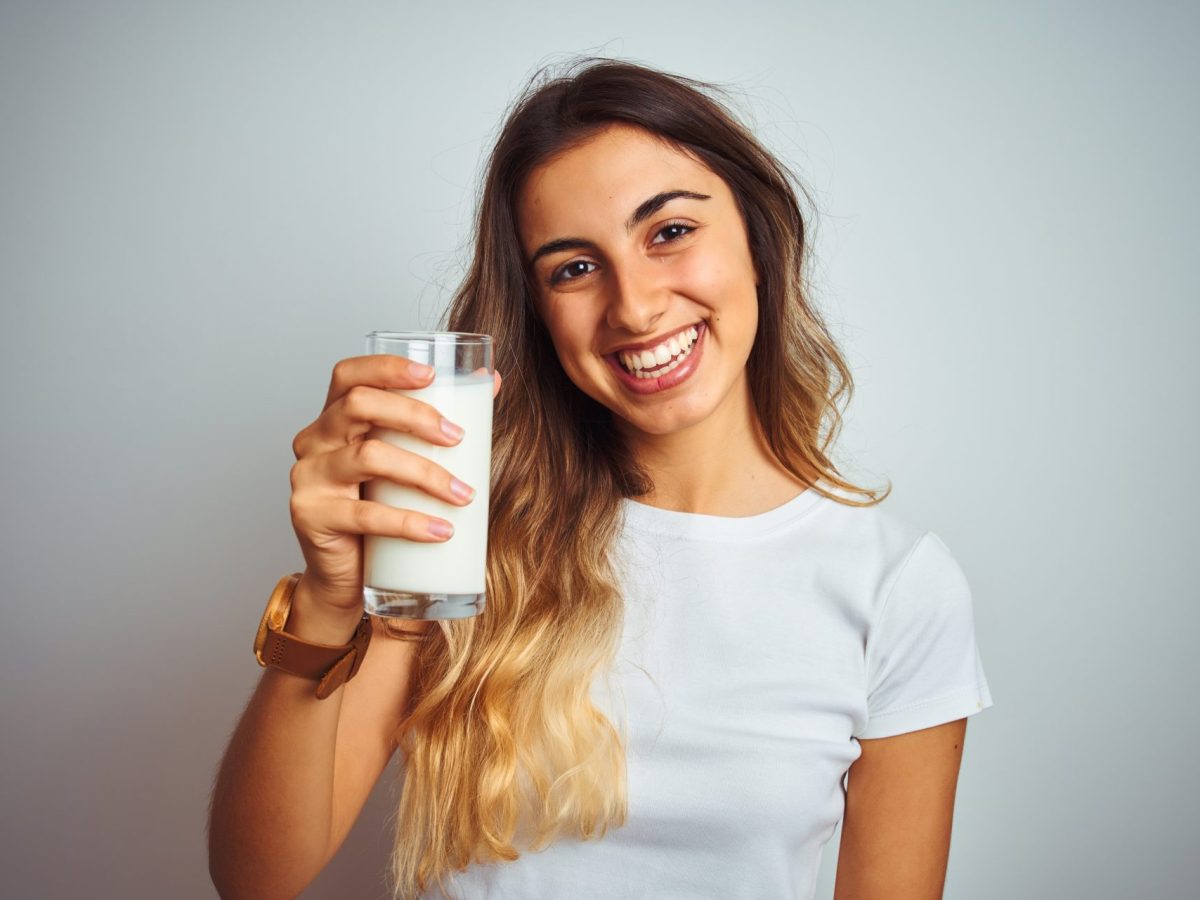 Frau hÃ¤lt Glas Milch