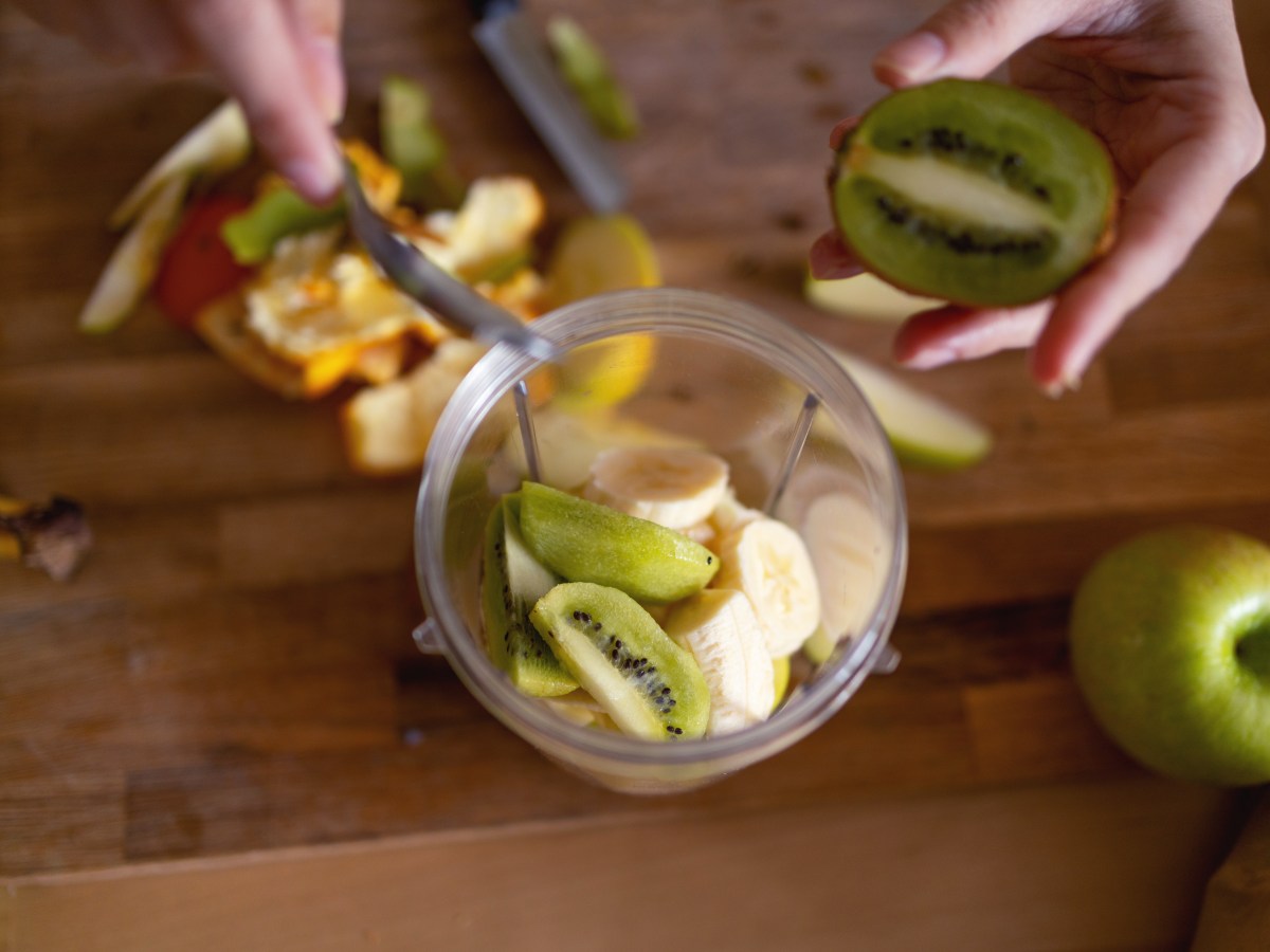 Obst schÃ¤len nervt dich? Dann probiere mal diesen simplen Glastrick aus. Der entfernt die Schale von deiner Kiwi schonend und im Handumdrehen. So vergeudest du nichts mehr von der lecker-gesunden Frucht.