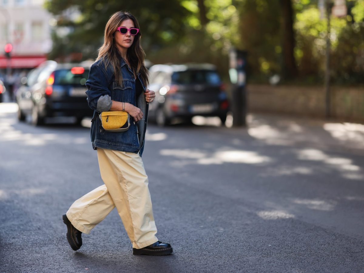 Frau mit Dr. Martens