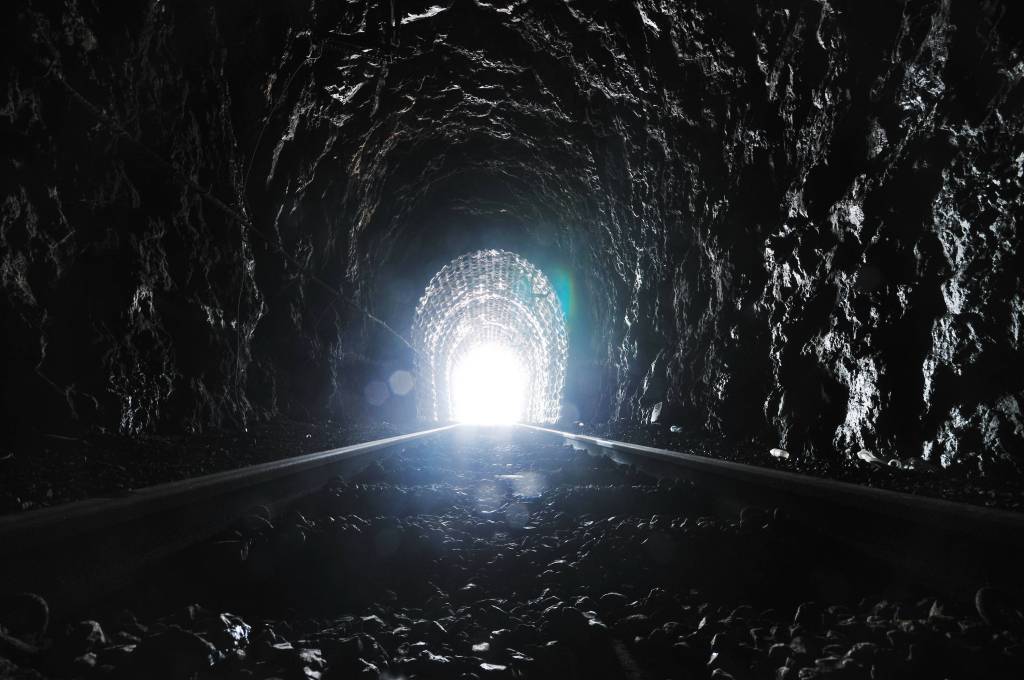 Ein Tunnel mit einem Licht am Ende.