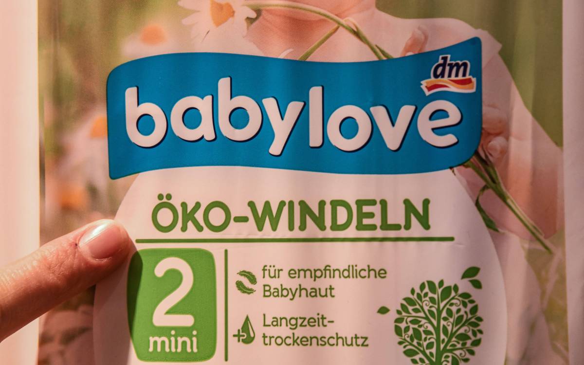 Eltern greifen wegen des Preis-Leistungsverhältnisses gern zu babylove-Produkten wie den Windeln. Ein Blick hinter die Kulissen der dm Eigenmarke für Babyprodukte.