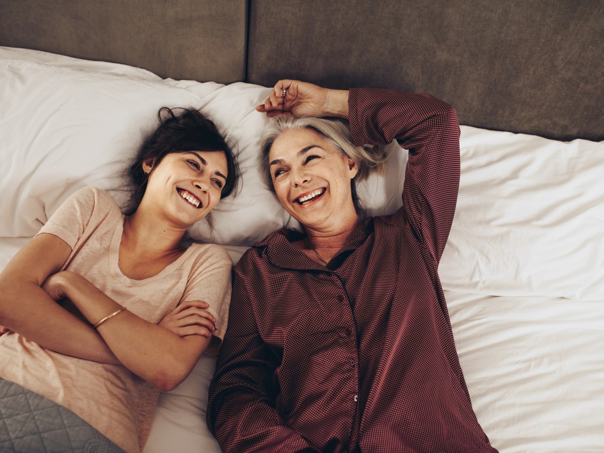 Liebt ein Narzisst seine Eltern Mutter und Tochter liegen auf dem Bett