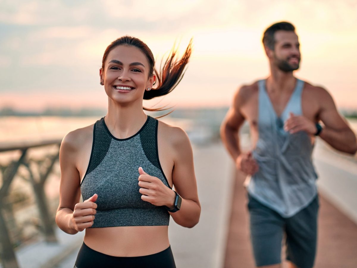 Mann und Frau joggen