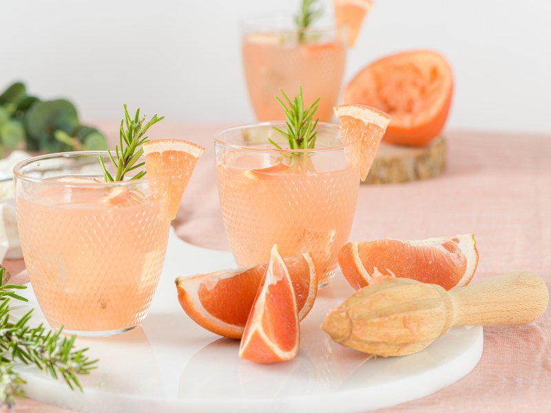 Rhabarber Gin Fizz: Cocktail für die Ernte Zeit