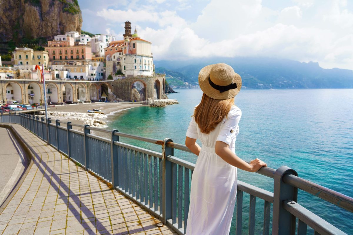 Eine Frau an der Amalfi KÃ¼ste: Reiseziele fÃ¼r das Sternzeichen Fische