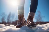 Frau trägt Winterstiefel