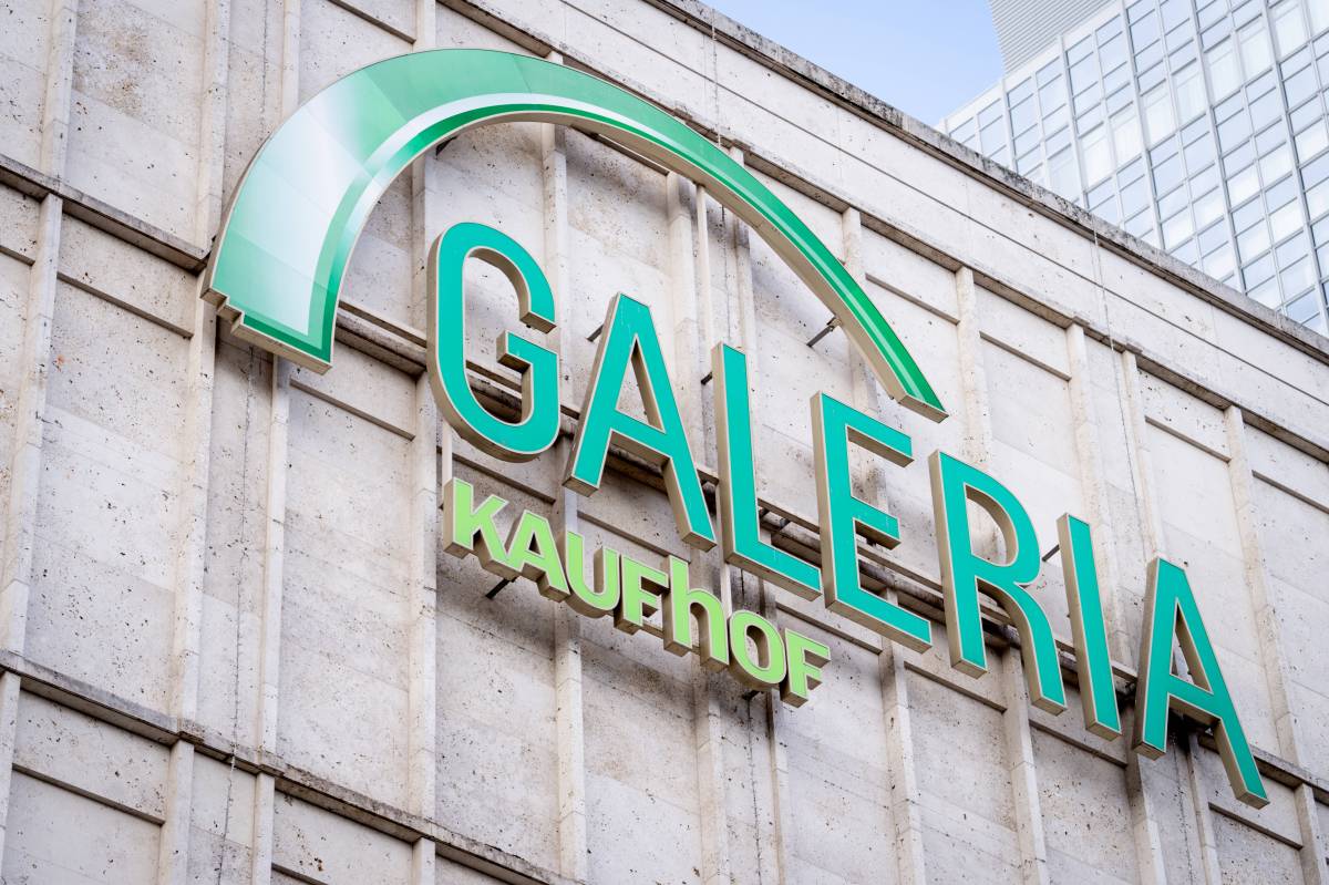 Das Logo von galeria Kaufhof an einem GebÃ¤ude.