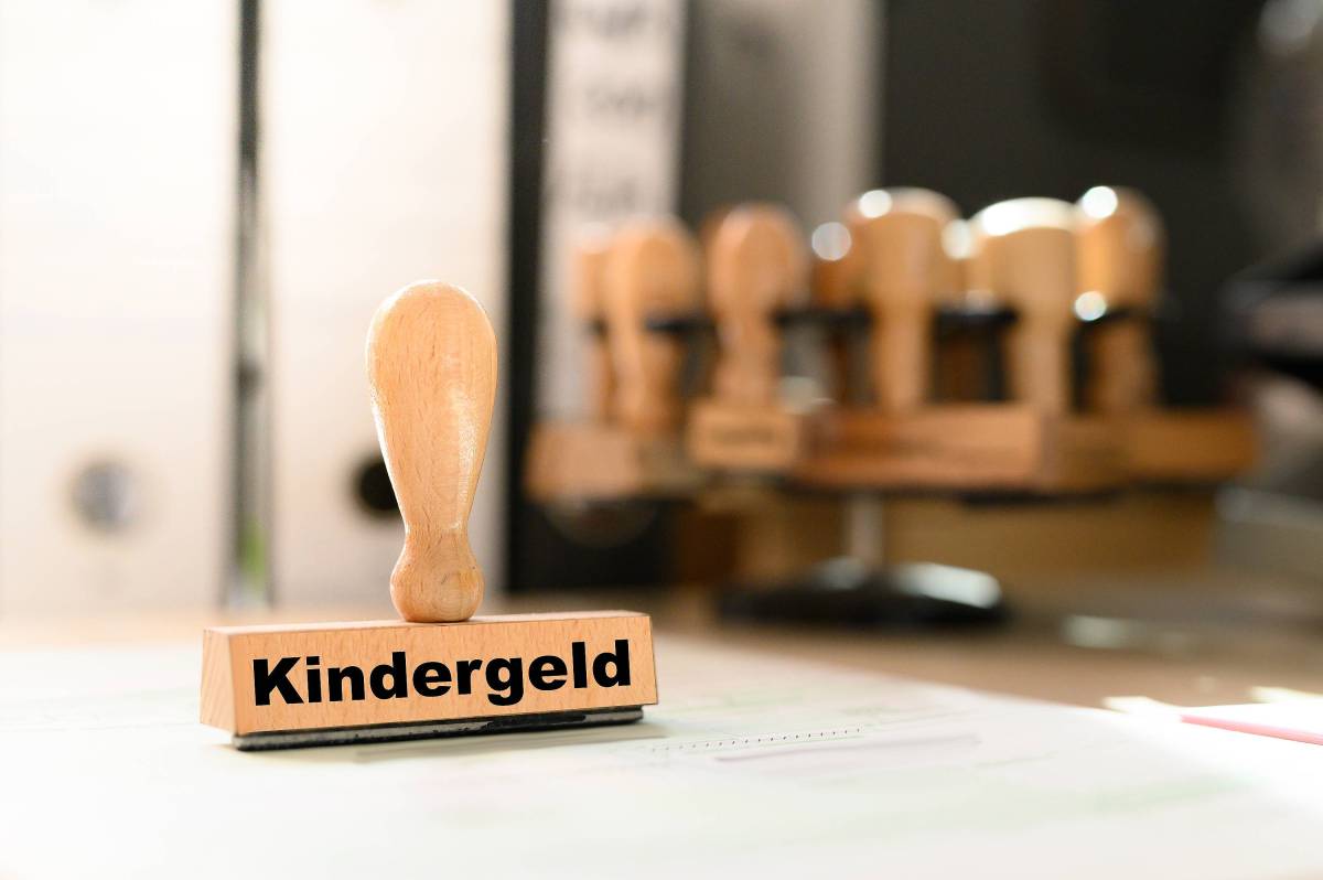 Auf einem Stempel steht das Wort "Kindergeld".