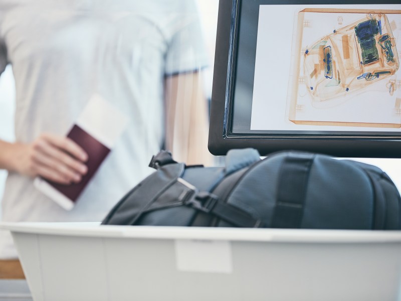 Sicherheitskontrolle am Flughafen: Wenn du dieses Alltagsprodukt nutzt, kann der Sprengstofftest positiv ausfallen.