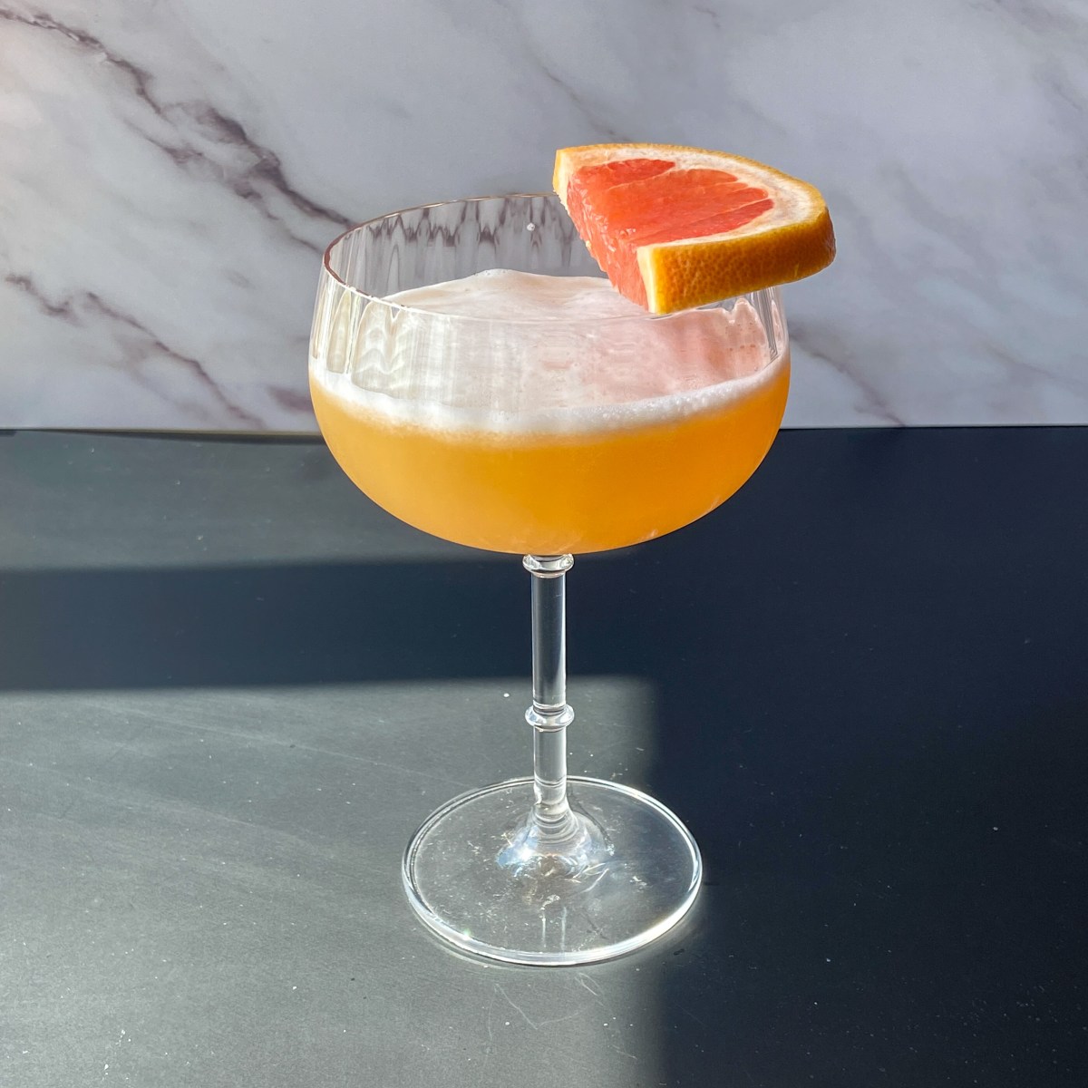 Ein Glas mit Aperol Grapefruit Sour: Wir haben das Rezept