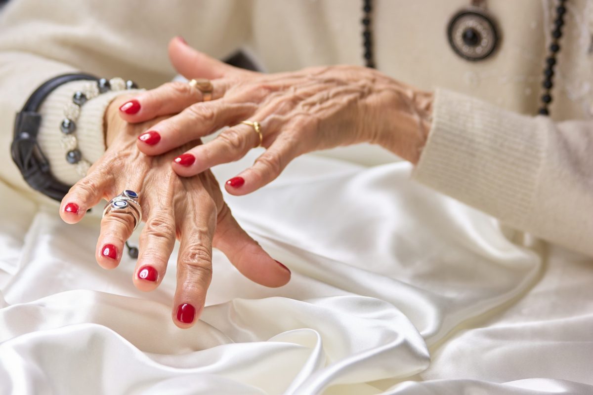 HÃ¤nde einer alten Frau mit roten FingernÃ¤geln