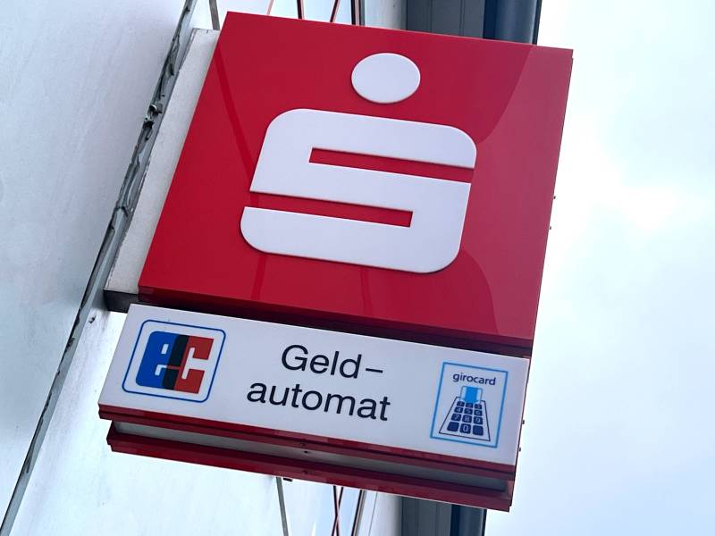 Ein Logo der Sparkasse hÃ¤ngt an einem GebÃ¤ude.