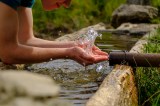 Mit einem UV-Wasserfilter kannst du Wasser als Flüssen oder Seen problemlos filtern.