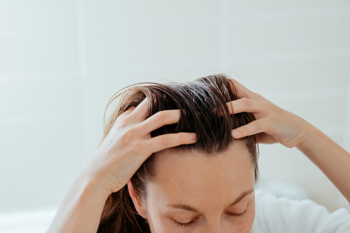 Frau mit Händen in Haaren