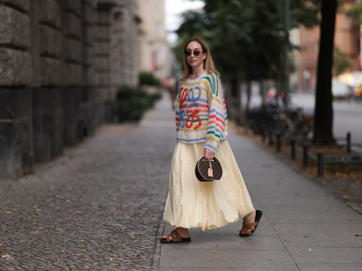 Kleid mit Pullover: So stylst du den Trend richtig