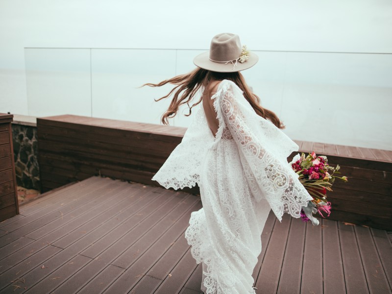 Frau im Hochzeitskleid mit Blumen