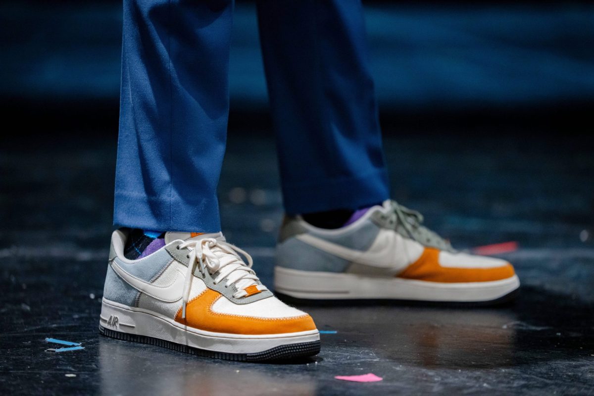 Nike Air Force 1 in orange und grau