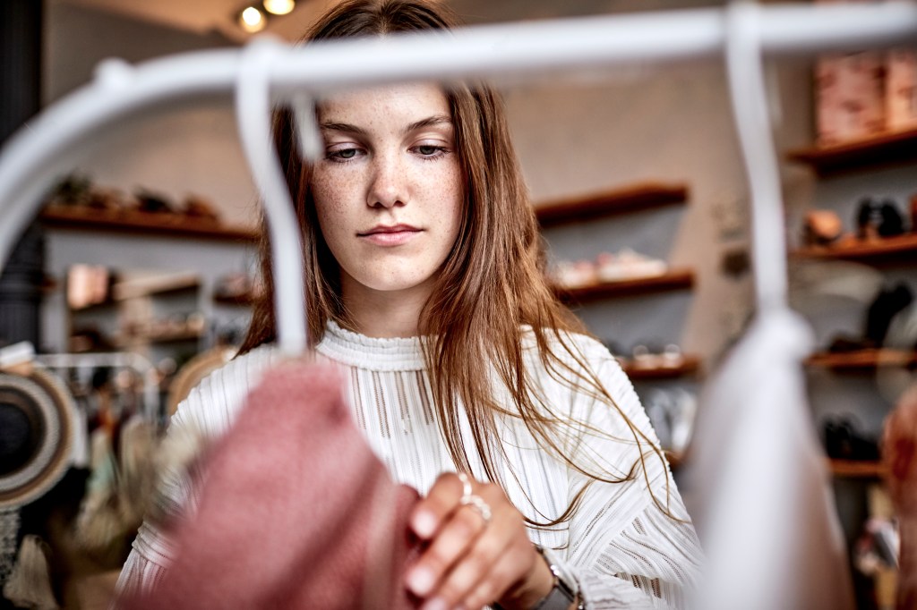 Junge Frau beim Shoppen