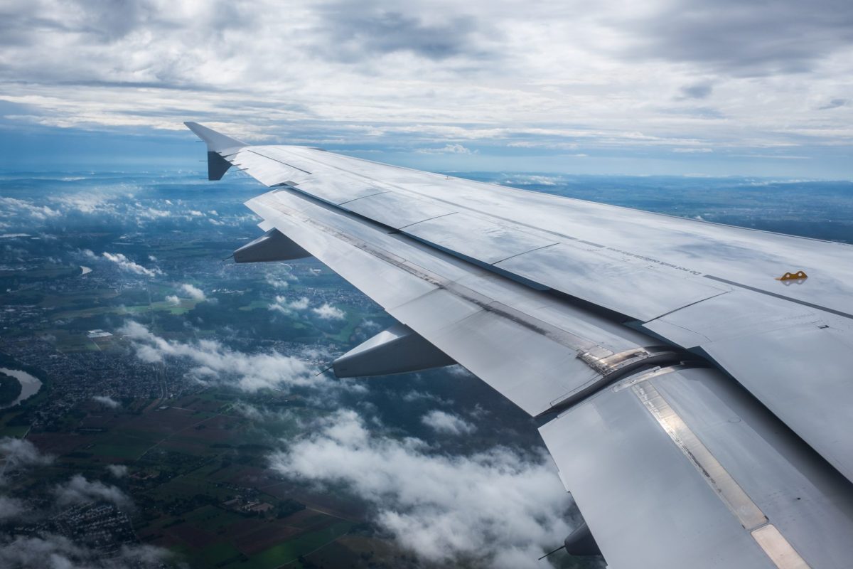 Flugzeug am Himmel zwischen den Wolken