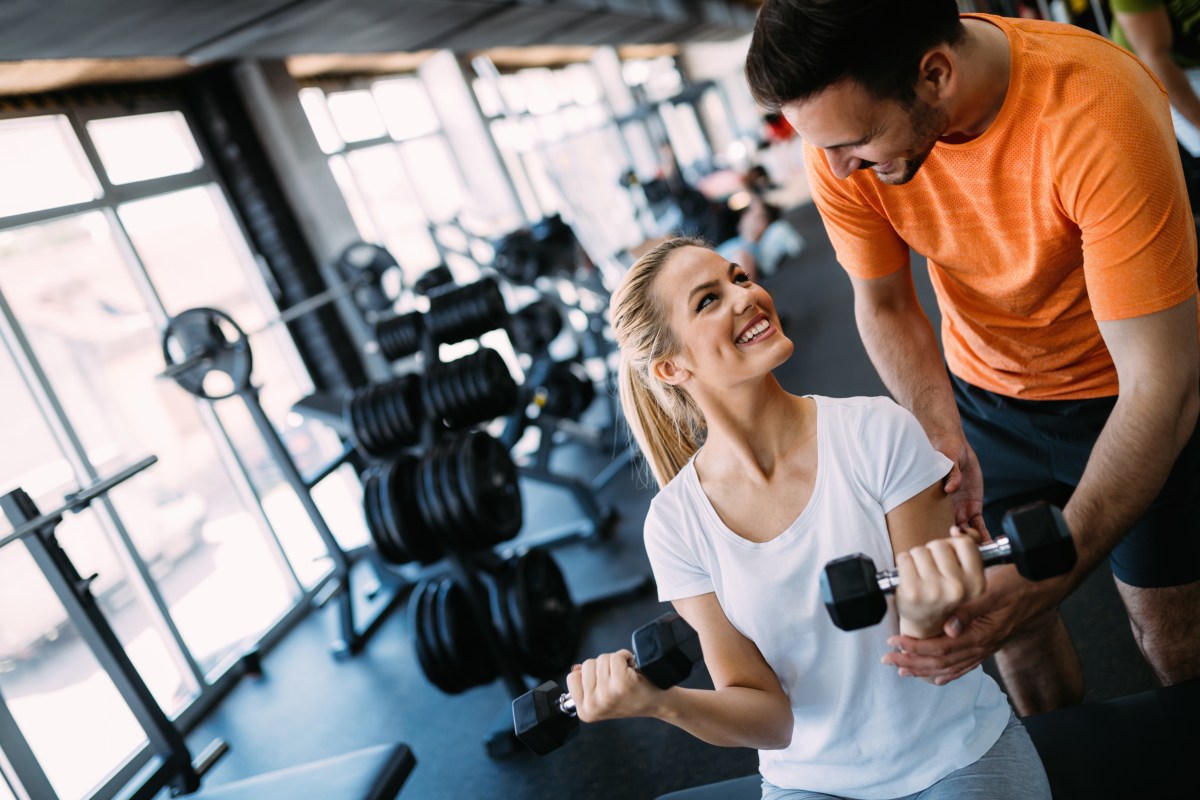 Hilfreiche Tipps, wie du jemanden im Fitnessstudio ansprechen kannst.