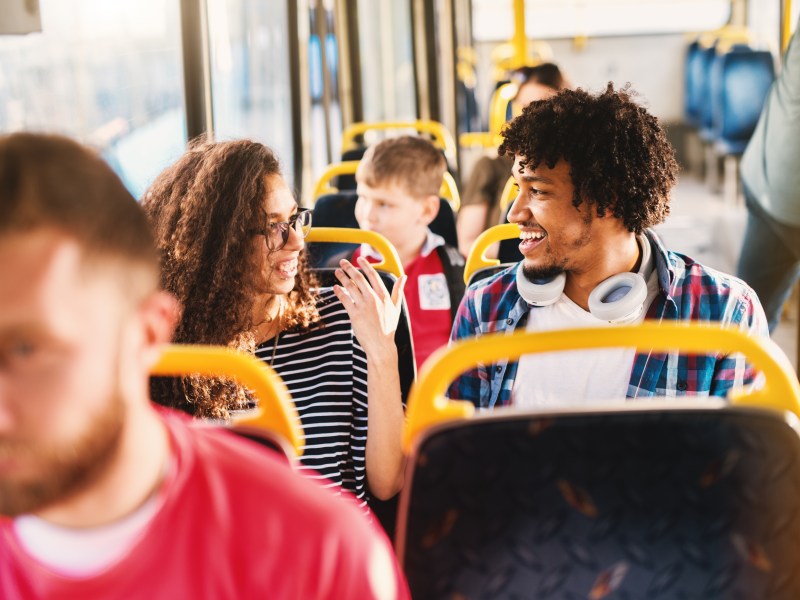 Jemanden in den öffentlichen Verkehrsmitteln anzusprechen erfordert Mut. Mit einfachen Tricks gelingt es dir dennoch.