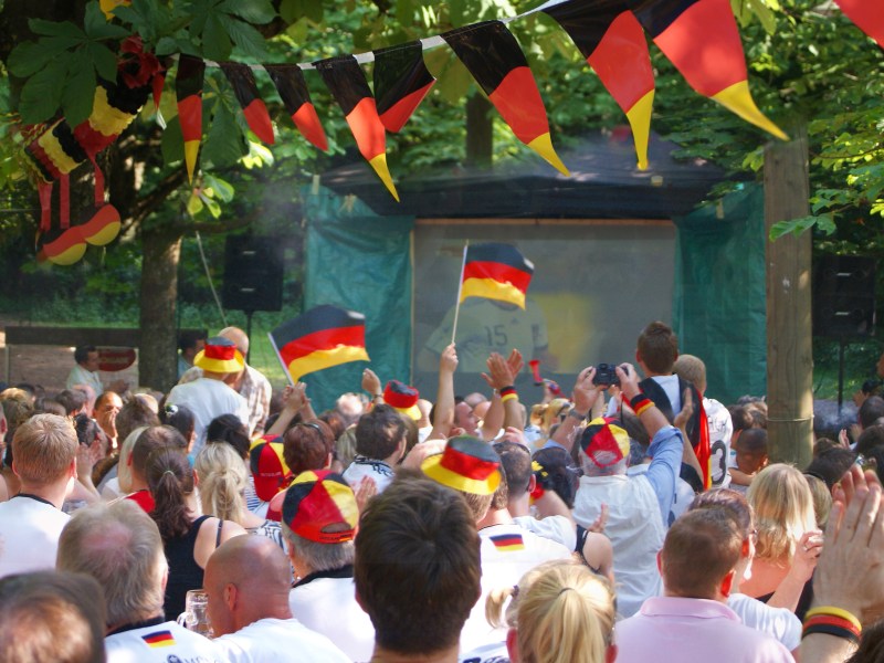 Lassen sich FuÃŸball und Dating vereinen? Unbedingt! Erfahre hier, wie du jemanden beim Public Viewing ansprechen kannst,