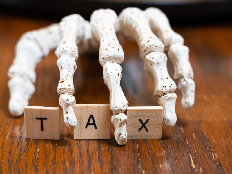 Steuer zahlen nach dem Tod: Diese Regelungen solltest du als Erbe unbedingt kennen.