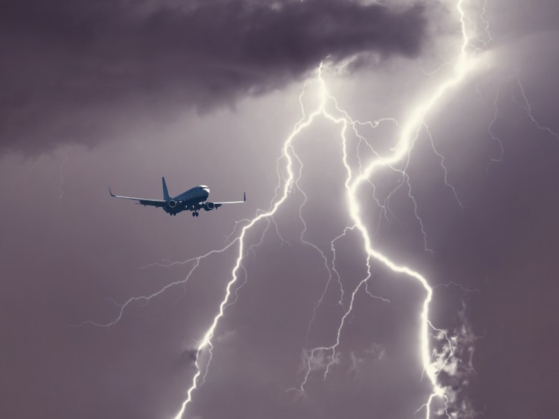 Wie sich Passagiere bei Turbulenzen im Flugzeug verhalten sollten.