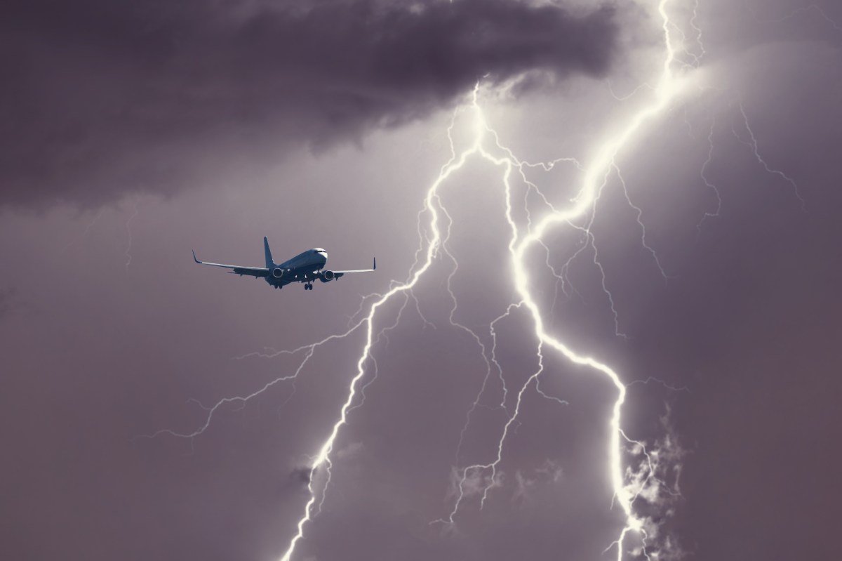 Wie sich Passagiere bei Turbulenzen im Flugzeug verhalten sollten.