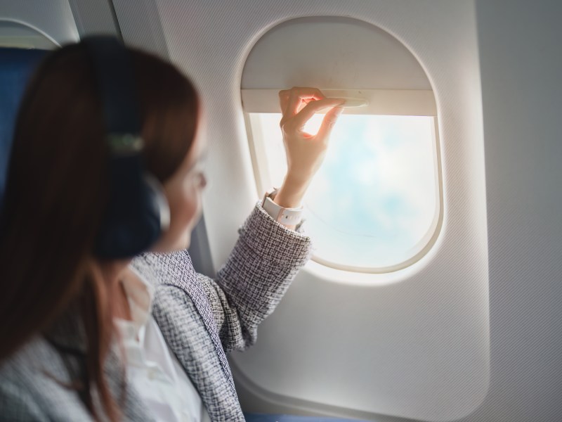 Fragen von Fluggästen: Warum müssen die Fensterblenden bei Start und Landung geöffnet sein?