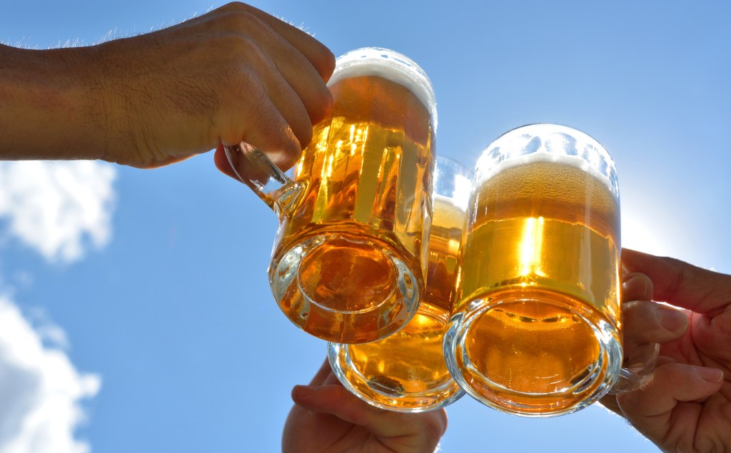 Die Atmosphäre im Biergarten ist oft locker und ungezwungen.