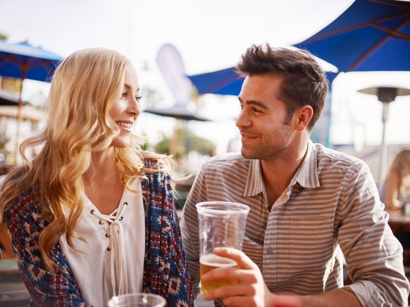 Einfache Tipps, wie du in einem Biergarten locker ins GesprÃ¤ch kommst.