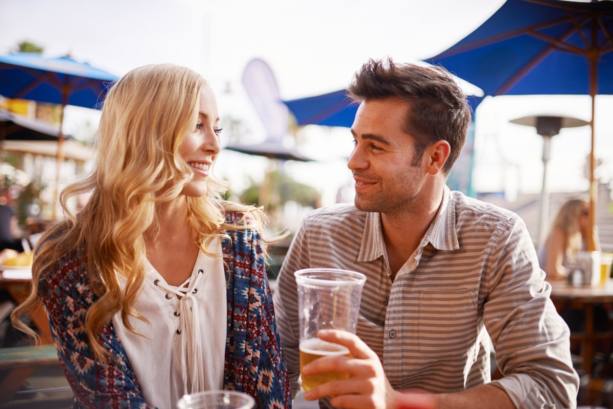 Einfache Tipps, wie du in einem Biergarten locker ins Gespräch kommst.