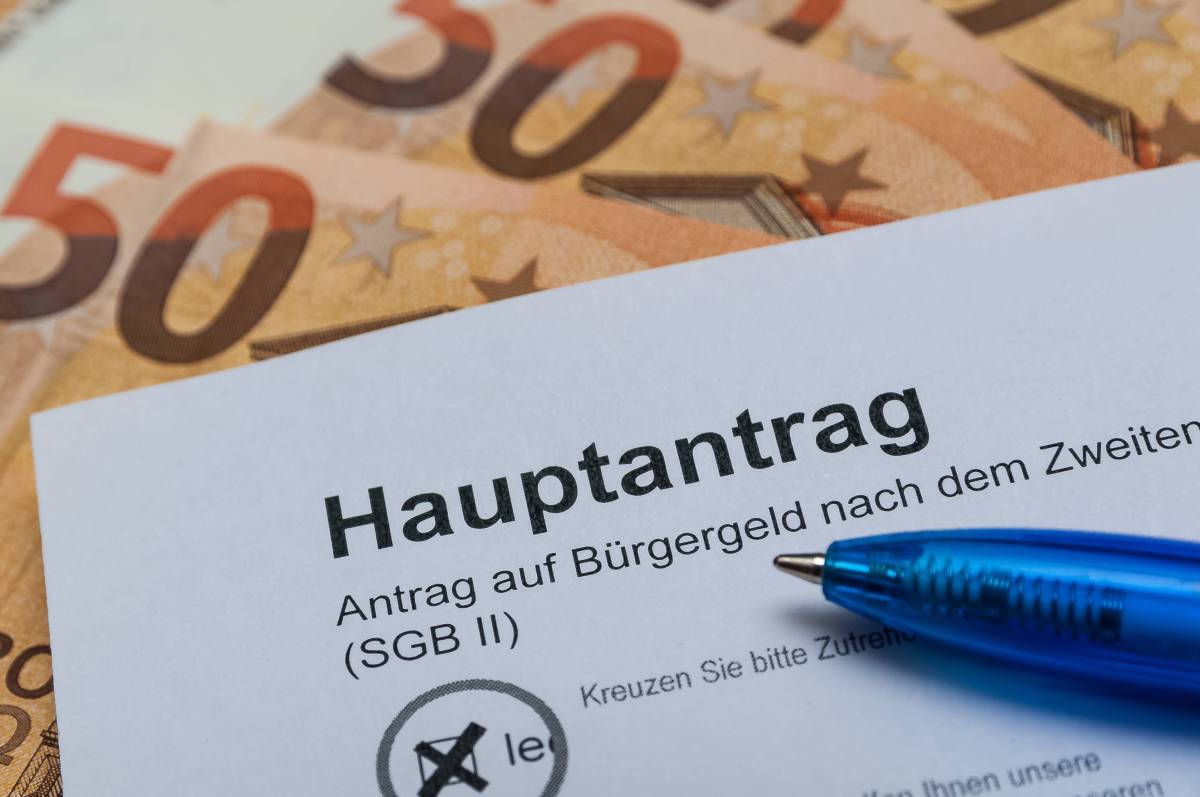 Ein Hauptantrag auf Bürgergeld liegt vor 50-Euro-Scheinen.